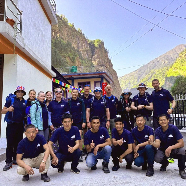 Annapurna_circuit_group_Photo