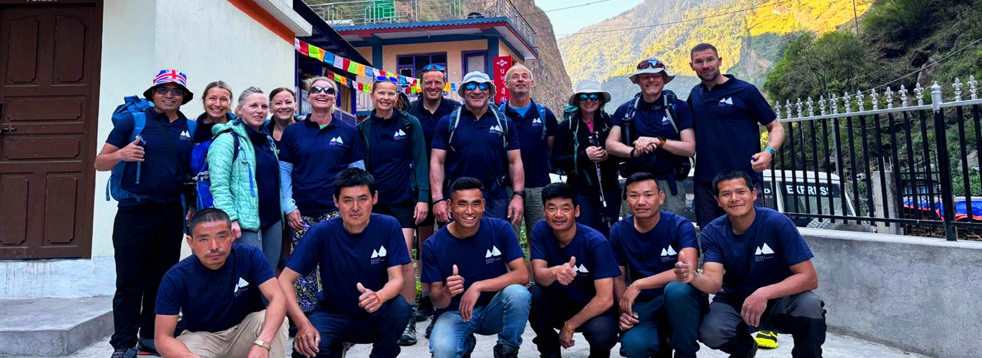 Annapurna_circuit_group_Photo